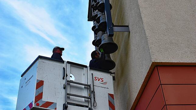 Mitarbeitern der Glockengießerei Perner aus Passau warten das Glockenspiel am Niedereschacher Rathaus.