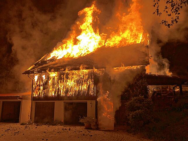Als die Feuerwehr kurz vor 3 Uhr in der Nacht von Samstag auf Sonntag im Lilienweg eintraf, stand die Scheune bereits im Vollbrand und ...