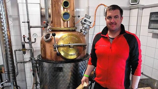Ralf Wiedemann zeigt in seiner Weiler Destillerie das Brennen seines Höri-Gin