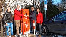 Im Beisein von Hauptamtsleiter Sebastian Duffner (links) und dem Abteilungsleiter Energiedienstleistungen der SVS, Kai-Uwe Huonker ...
