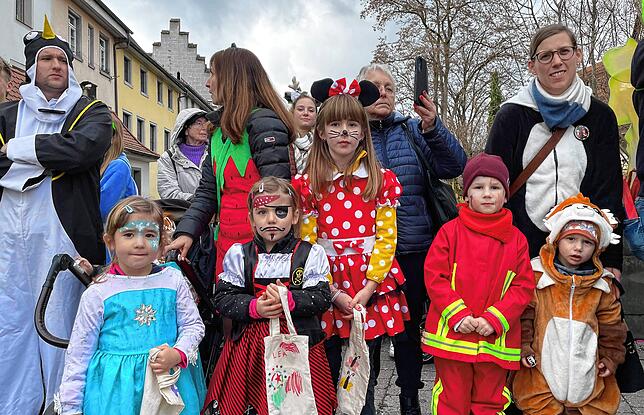 Bild 6: Tolle Stimmung beim Sonntagsumzug der Überlinger Narrenzunft &ndash; Teil 1