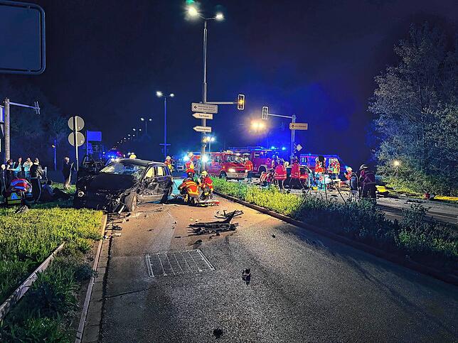 Rettungskräfte und die Singener Feuerwehr waren im Bereich an der Münchriedhalle mit einem Großaufgebot vor Ort.