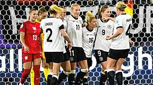Deutschlands Lea Schüller (3.bl) jubelt nach ihrem Treffer zum 2:0.