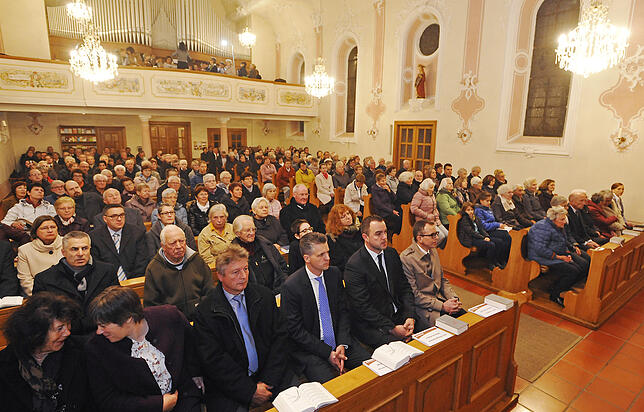 Die Kirche St. Genesius in Riedböhringen ist beim Pontifikalamt zum 50. Todestag von Augustin Bea voll.
