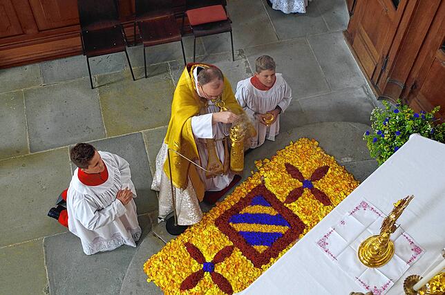 An den Seitenaltären hielt Pater Prior Johannes Brügger Station und vollzog auf diese Weise eine kleine Prozession im Kircheninneren der ...