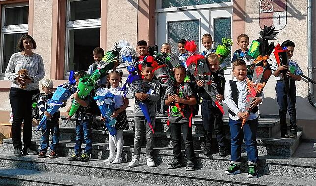 Die 14 Erstklässler der Klasse 1d in der Außenstelle Allmendshofen der Erich-Kästner-Grundschule Donaueschingen mit ihrer ...