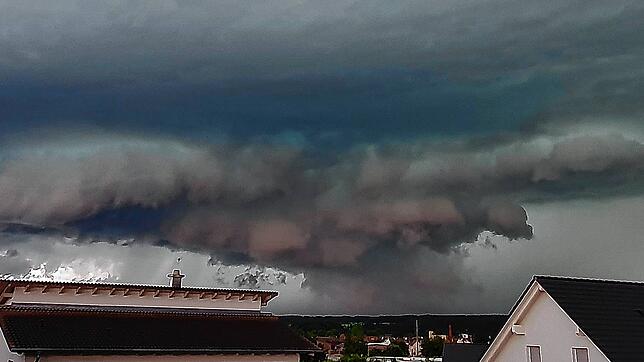 Das Unwetter wälzt sich am Montagabend über Hüfingen. Es folgen knapp 30 Minuten lang Sturm, Blitze und Starkregen.