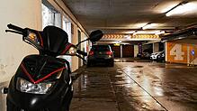 Dieser Motorroller steht verbotenerweise auf Deck drei des Parkhauses Poststraße. Außerdem ist das Auto links im Hintergrund ...