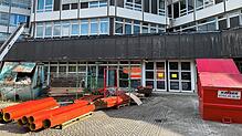Der Eingangsbereich der früheren Notaufnahme. Derzeit läuft der Innenausbau, vor den Türen lagern Baumaterialen.