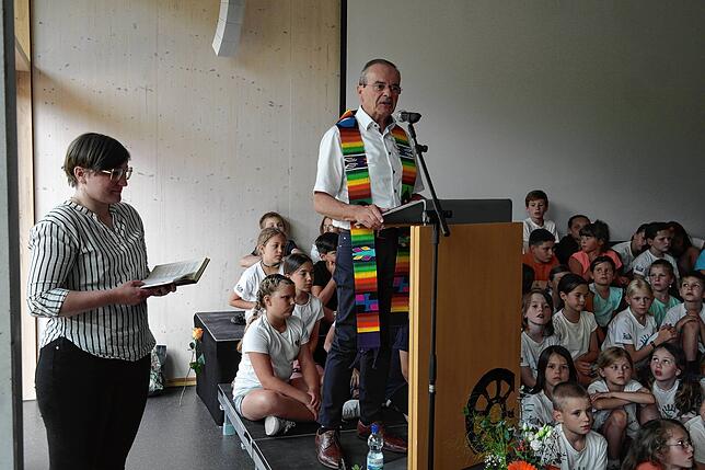 Pfarrer Reinhard Hangst und Pfarrerin Sylvia Nölke weihten das Schulhaus und erbaten Gottes Segen für Kinder, Lehrer und Gemeinde.