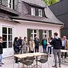 Hendrik Fennel (im Vordergrund) führte die SÜDKURIER-Leser und SÜDKURIER-Reporterin Denise Kley (links) durch die Räume des neuen Hotels ...
