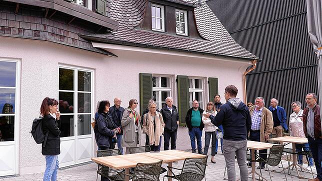 Hendrik Fennel (im Vordergrund) führte die SÜDKURIER-Leser und SÜDKURIER-Reporterin Denise Kley (links) durch die Räume des neuen Hotels ...