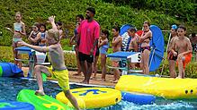 Pool-Party: Gar nicht einfach ist das Überwinden der Fast Track Schwimmkörper im Wasser. Dieser Versuch endet gleich im Wasser. Bild: ...