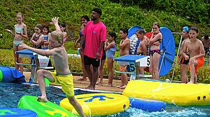 Pool-Party: Gar nicht einfach ist das Überwinden der Fast Track Schwimmkörper im Wasser. Dieser Versuch endet gleich im Wasser. Bild: ...