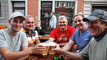 Ein kleines Dankeschön des Guten Hirten an die Helfer der Brandnacht (von rechts): Thomas Linz, Thomas Schaz, Tim Hoffmann, Bernd ...