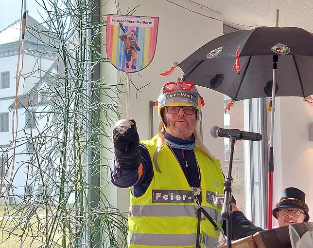 Feierwehrmann Roland Schank macht sich Gedanken über ein neues Stadtlogo.