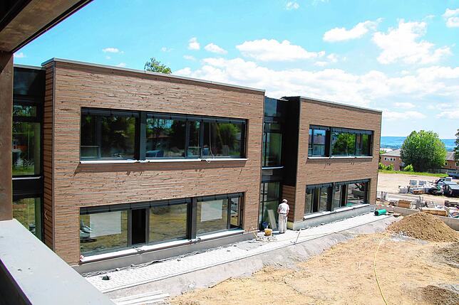 Von der Terrasse bietet sich ein toller Ausblick – auch auf zwei der anderen Kita-Häuser, deren Holz-Fassade bereits fertig ist. ...