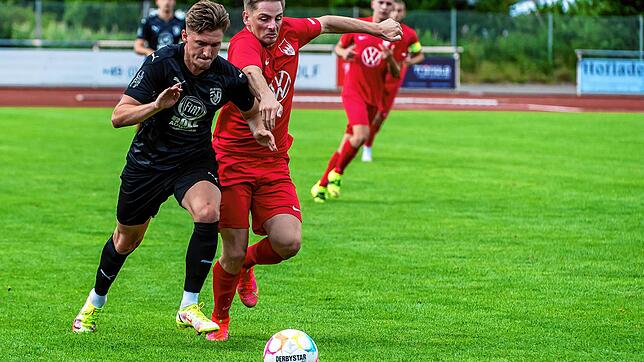 Führung nach der Pause: Tiengens Urs Isele, hier gegen Jonathan Ehret (links) erzielte nach dem Seitenwechsel das 2:1 für den FC Tiengen ...