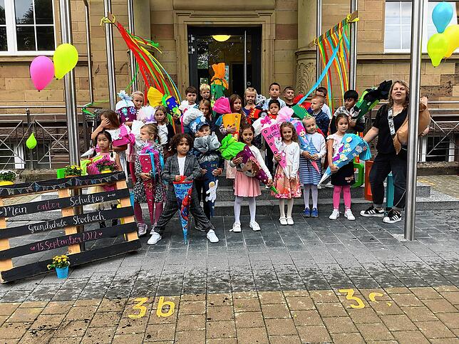 Die Schüler der Klasse 1d starten an der Grundschule Stockach mit ihrer Klassenlehrerin Silvia Renner in das neue Schuljahr.