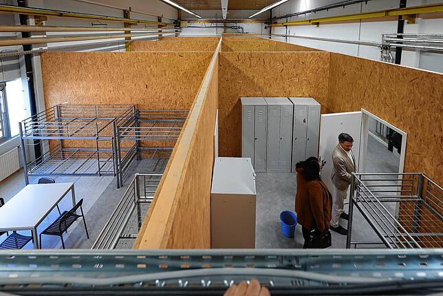 Blick von oben in Räumlichkeiten der Notunterkunft, die in der Herrenlandstraße entstanden ist.