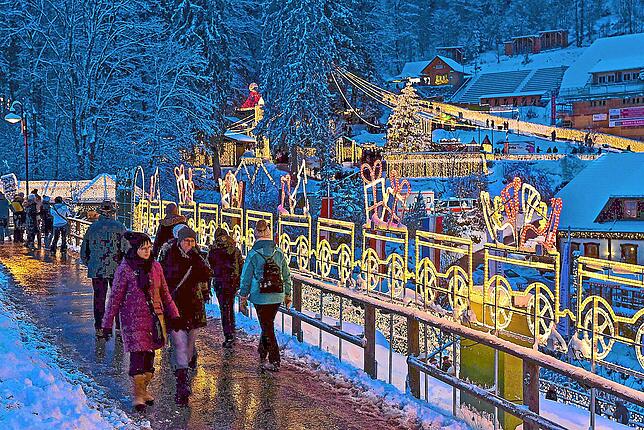 Auf dem Weihnachtszauber-Areal finden die Besucher unterschiedliche Attraktionen wie funkelnde Lichtergebilde und -wege sowie ...