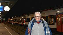 Stefan Burger beim Umsteigen auf dem Singener Bahnhof. Im Hintergrund fährt gerade ein Seehas-Zug in Richtung Konstanz ab.