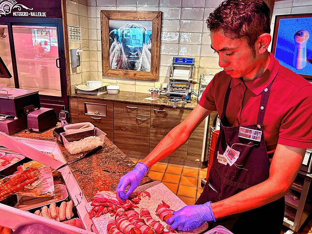 Rizky Maulana ist froh über die Chance, in Deutschland eine Ausbildung machen zu können. Er hofft, dass er seine Frau eines Tages ...