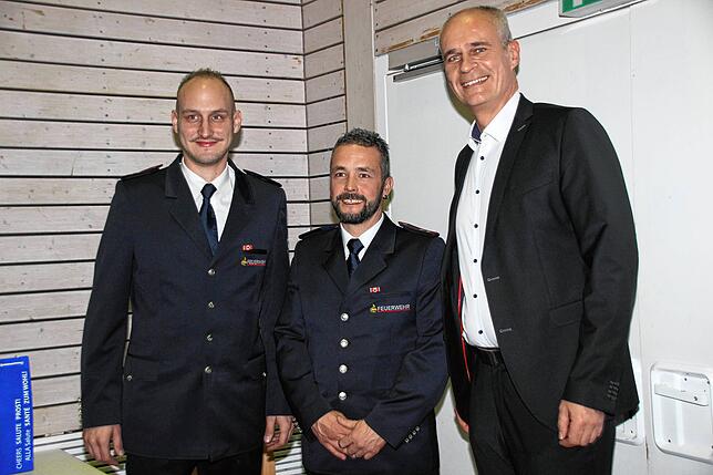 Marcel Back, stellvertretender Kommandant der Freiwilligen Feuerwehr Meßkirch, der neugewählte Kommandant Andreas Fleckenstein und ...