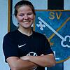 Amelie Steidle vor dem Logo ihres Clubs SV Litzelstetten.