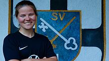 Amelie Steidle vor dem Logo ihres Clubs SV Litzelstetten.
