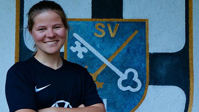 Amelie Steidle vor dem Logo ihres Clubs SV Litzelstetten.