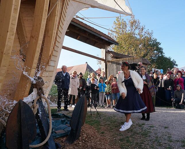 Bild 1: Der Theaterverein "Zeitschleuse“ hatte für eine Schiffstaufe der besonderen Art ins Kloster in Riedern am Wald eingeladen