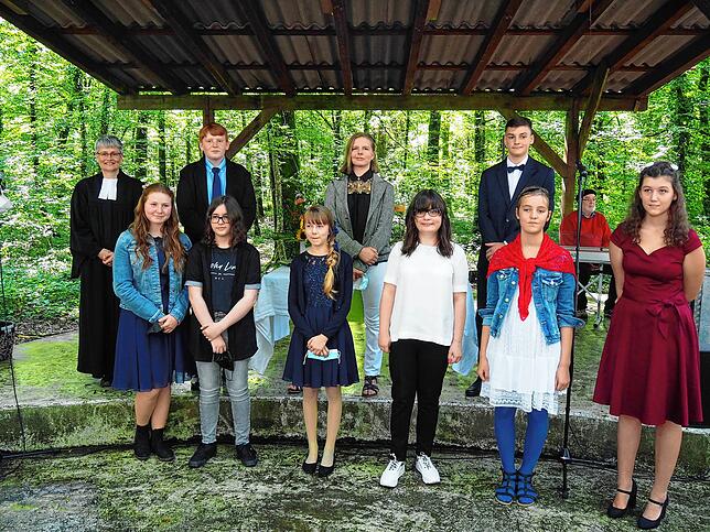 Erstmals hat die Konfirmation der Jestetter Markusgemeinde unter freiem Himmel im Wald stattgefunden. Dana Jann, Franziska Reuß, Lisa ...
