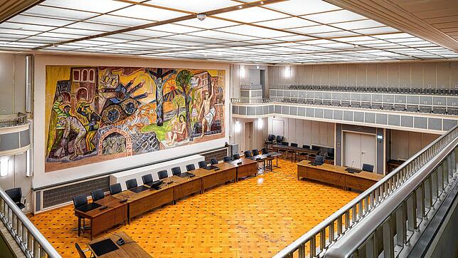 Das Bild &bdquo;Krieg und Frieden&ldquo; von Otto Dix misst fünf mal zwölf Meter. Es hängt im Singener Ratssaal.