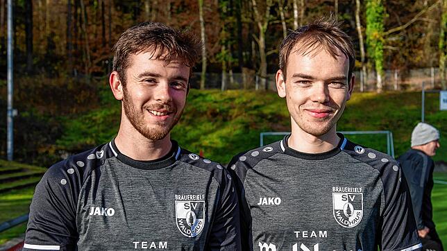 Familiensache: Lukas (links) und Yannik Schäfer zählen beim SV Waldhaus zu den Leistungsträgern. Am Sonntag treffen sie auf den FC ...