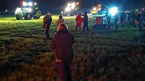 Traktoren fahren am 30. Dezember bei Bad Säckingen bei einem Mahnfeuer auf. Mit mindestens 50 Maschinen wird beim Protest-Korso am 8. ...