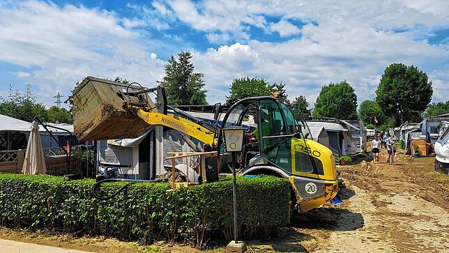 Ein Bagger soll die Camper dabei unterstützen, die Schäden und Schlamm-Massen zu beseitigen.