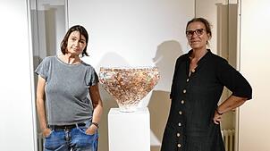 Künstlerin und Förderpreisträgerin 2024 Elisa Stützle-Siegsmund (links) und Museumsleiterin Margret Köpfer bereiten die ...