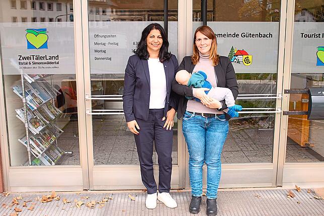 Gütenbachs Bürgermeisterin Lisa Hengstler (rechts) im Jahr 2022 kurz nach der Geburt ihres Sohnes Paul mit der ...