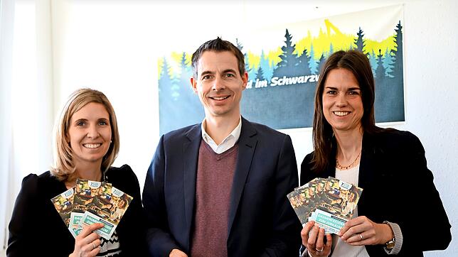 Zu 750-Jahr-Feier präsentieren Anne Schätzle, Bürgermeister Christian Wörpel und Romina Scherzinger in Zusammenarbeit mit der örtlichen ...