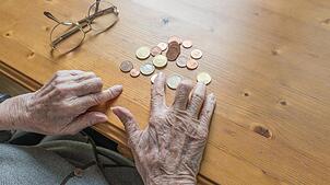 Bei 1500 Euro Rente werden noch Abgaben und Steuern fällig.