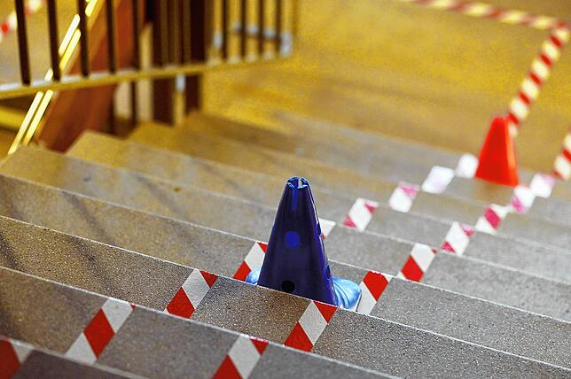 Hausmeister Siegfried Stocker hat akribisch Abstandsmarkierungen im gesamten Treppenhaus der Schule angebracht.
