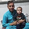 Khodadad Ataiy mit seinem kleinen Sohn Amirali. Das Bild entstand noch in Afghanistan, mittlerweile musste er von dort fliehen.