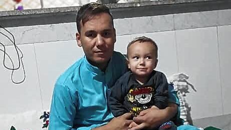 Khodadad Ataiy mit seinem kleinen Sohn Amirali. Das Bild entstand noch in Afghanistan, mittlerweile musste er von dort fliehen.