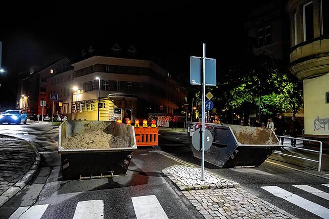Sand-Container sollen den Durchbruch selbst schwerster Fahrzeuge verhindern.