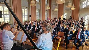 „Happy Birthday, liebe Sparkasse“: Das Veeh-Harfen-Ensemble der Musikschule Tettnang überbrachte den Gästen im Rittersaal des Neuen ...