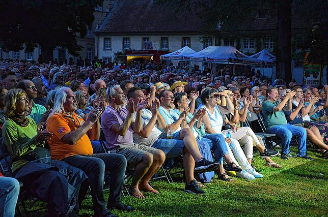 Die Zuschauer in der ersten Reihe jubeln von Goisern und Band zu. Insgesamt sind 3500 Besucher zum Open Air nach Salem gekommen.