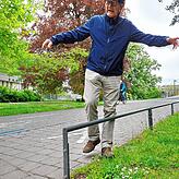 Vorsicht Stolperfalle! Christian Millauer kann nicht verstehen, was diese Metallstange für einen tieferen Sinn haben soll.