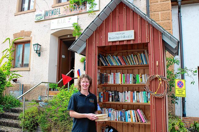 Das Orsinger Bücherhäusle haben Melanie Hörrmann-Bätzner und ihr Mann Jürgen Bätzner mit den befreundeten Nachbarn Christina Kästle und ...