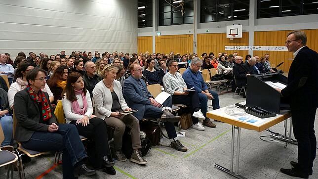 Reges Interesse: Die Informationsveranstaltung in der Stadthalle Tiengen zur Grundschulentwicklung in Tiengen ist gut besucht, rechts ...